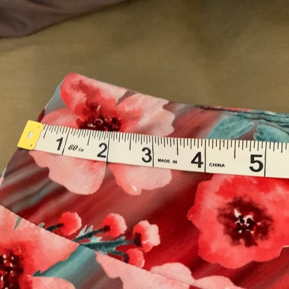 EUC Soft Capri Floral Leggings size “Curvy”. See measurements in description - Picture 5 of 6